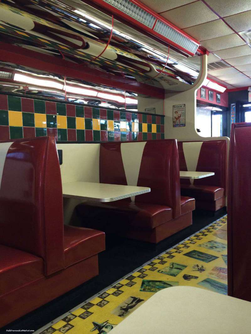 interior-booths-at-Pop's